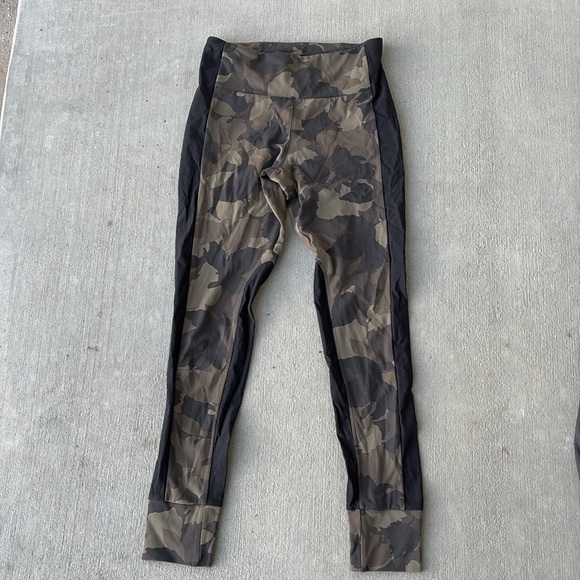 Athelta ESSEX HYBRID CAMO TIGHT Small - Picture 2 of 3